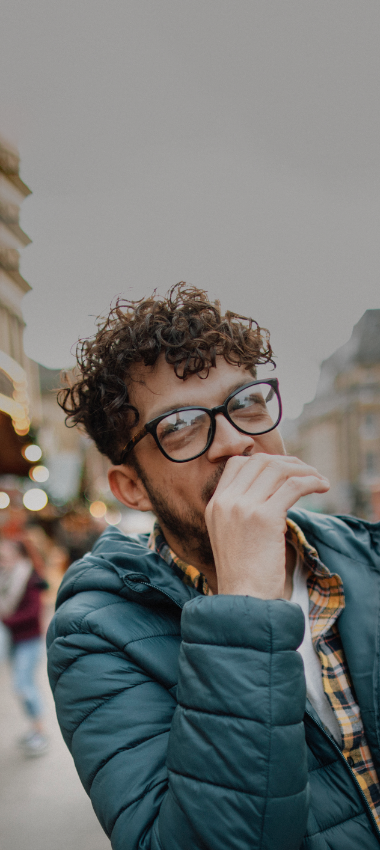 Homme dans la rue rie